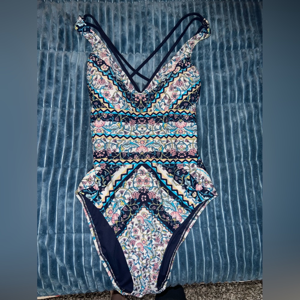 EUC L Kona Sol One Piece Bathing Suit 🩱 with flower and pattern details